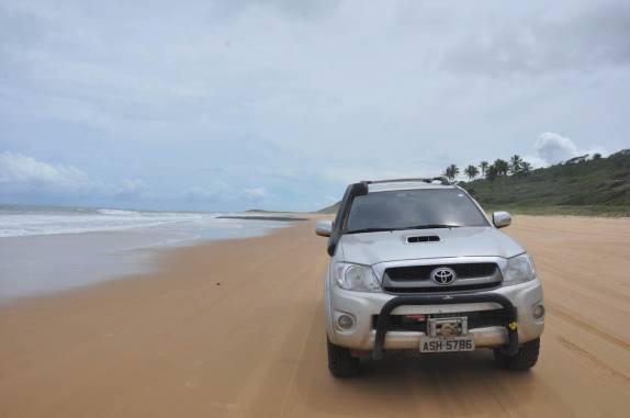 Longas praias desertas no caminho entre a praia do Sagi e a Praia da Pipa - RN, antes de chegar à Baía Formosa